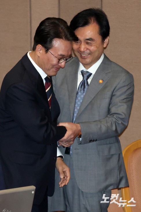 10일 서울 여의도 국회에서 열린 제429회국회(정기회) 제3차 본회의에서 김민석 국무총리와 안규백 국방부 장관(오른쪽)이 인사를 하고 있다.