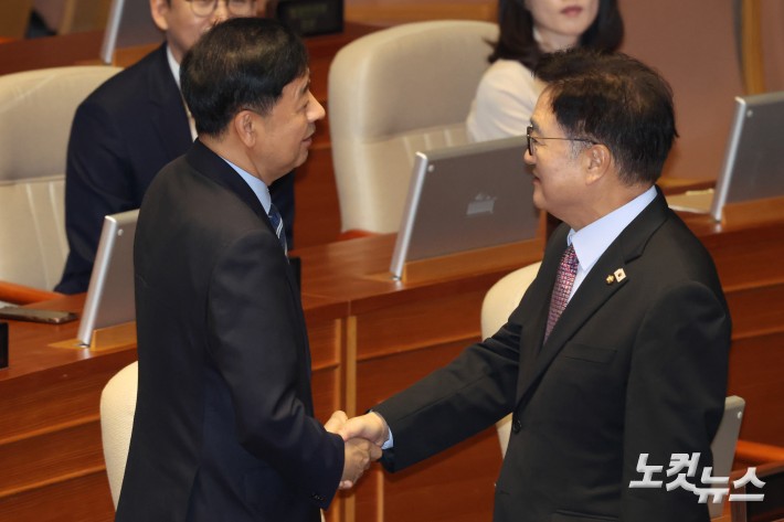 10일 서울 여의도 국회에서 열린 제429회국회(정기회) 제3차 본회의에서 우원식 국회의장과 구윤철 경제부총리 겸 기획재정부 장관이 인사를 하고 있다.