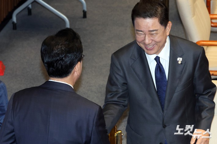 10일 서울 여의도 국회에서 열린 제429회국회(정기회) 제3차 본회의에서 국민의힘 송언석 원내대표가 교섭단체대표연설을 위해 단상으로 향하며 더불어민주당 김병기 원내대표(오른쪽)와 인사를 하고 있다.