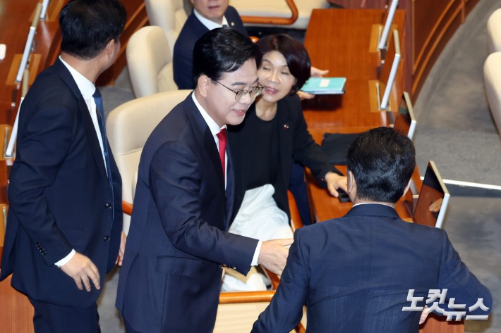 10일 서울 여의도 국회에서 열린 제429회국회(정기회) 제3차 본회의에서 국민의힘 송언석 원내대표가 교섭단체대표연설을 위해 단상으로 향하며 더불어민주당 의원들과 인사를 하고 있다.