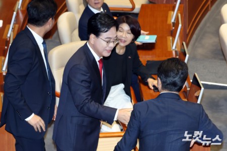 10일 서울 여의도 국회에서 열린 제429회국회(정기회) 제3차 본회의에서 국민의힘 송언석 원내대표가 교섭단체대표연설을 위해 단상으로 향하며 더불어민주당 의원들과 인사를 하고 있다.