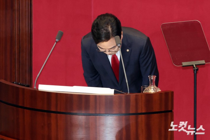 10일 서울 여의도 국회에서 열린 제429회국회(정기회) 제3차 본회의에서 국민의힘 송언석 원내대표가 교섭단체대표연설을 마치고 인사를 하고 있다.