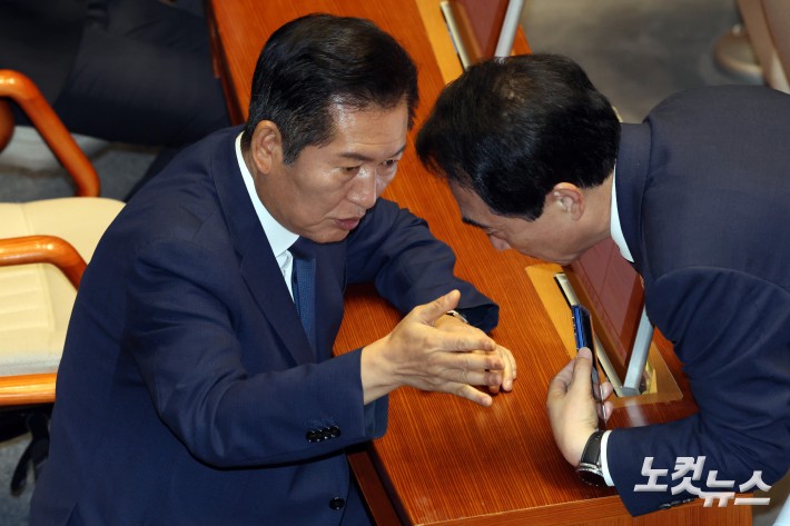 10일 서울 여의도 국회에서 열린 제429회국회(정기회) 제3차 본회의에서 더불어민주당 정청래 대표와 박수현 의원이 대화를 하고 있다.