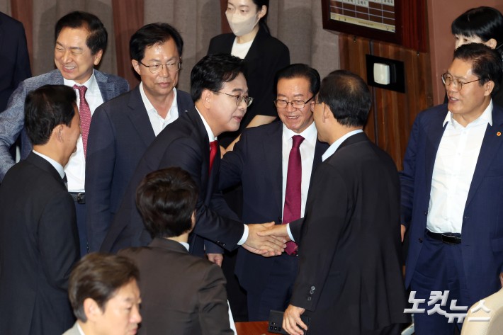 10일 서울 여의도 국회에서 열린 제429회국회(정기회) 제3차 본회의에서 국민의힘 송언석 원내대표가 교섭단체대표연설을 마치고 동료의원들과 인사를 하고 있다.