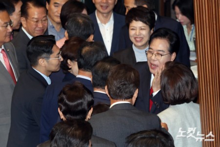 10일 서울 여의도 국회에서 열린 제429회국회(정기회) 제3차 본회의에서 국민의힘 송언석 원내대표가 교섭단체대표연설을 마치고 동료의원들과 인사를 하고 있다.