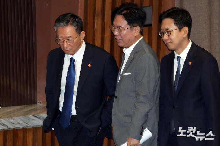 10일 서울 여의도 국회에서 열린 제429회국회(정기회) 제3차 본회의에서 정성호 법무부 장관(왼쪽부터)과 김영훈 고용노동부 장관, 김정관 산업통상자원부 장관이 회의장을 함께 나서고 있다.