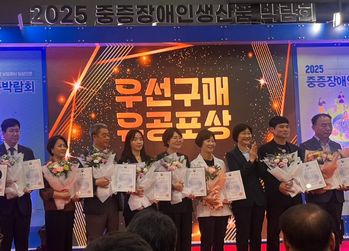광주시교육청 관계 공무원이 지난 9일 서울 aT센터 제2전시장에서 열린 '2025년 중증 장애인 생산품 우선구매 유공 포상식'에서 보건복지부 장관 우수 기관 표창을 받은 후 기념사진을 찍고 있다. 광주시교육청 제공  