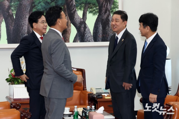 더불어민주당 김병기 원내대표와 국민의힘 송언석 원내대표가 10일 서울 여의도 국회에서 회동을 갖고 있다.