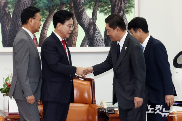 더불어민주당 김병기 원내대표와 국민의힘 송언석 원내대표가 10일 서울 여의도 국회에서 회동을 가지며 악수하고 있다.