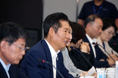 더불어민주당 정청래 당대표가 10일 오후 경기 평택 삼성전자 팽택캠퍼스에서 열린 반도체산업 발전을 위한 현장 간담회에서 인사말을 하고 있다. 25.09.10. 국회사진기자단