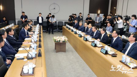 더불어민주당 정청래 당대표가 10일 오후 경기 평택 삼성전자 팽택캠퍼스에서 열린 반도체산업 발전을 위한 현장 간담회에서 인사말을 하고 있다. 25.09.10. 국회사진기자단