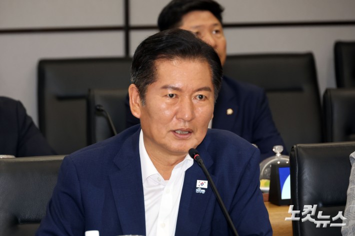 더불어민주당 정청래 당대표가 10일 오후 경기 평택 삼성전자 팽택캠퍼스에서 열린 반도체산업 발전을 위한 현장 간담회에서 인사말을 하고 있다. 25.09.10. 국회사진기자단