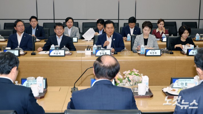더불어민주당 정청래 당대표가 10일 오후 경기 평택 삼성전자 팽택캠퍼스에서 열린 반도체산업 발전을 위한 현장 간담회에서 인사말을 하고 있다. 25.09.10. 국회사진기자단