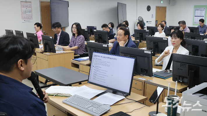 임택 광주 동구청장이 직원들과 함께 AI 활용 강의를 들으며 지역 행정에 접목할 방안을 고민하고 있다. 김한영 기자