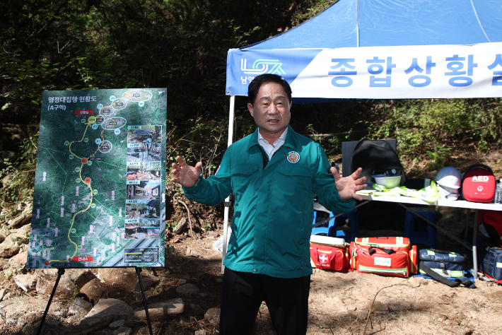 10일 불암산에서 행정대집행 현장을 설명 중인 주광덕 시장. 남양주시 제공