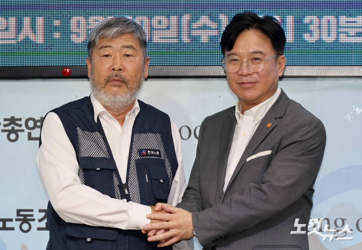 기념 촬영하는 김영훈 장관-김동명 위원장