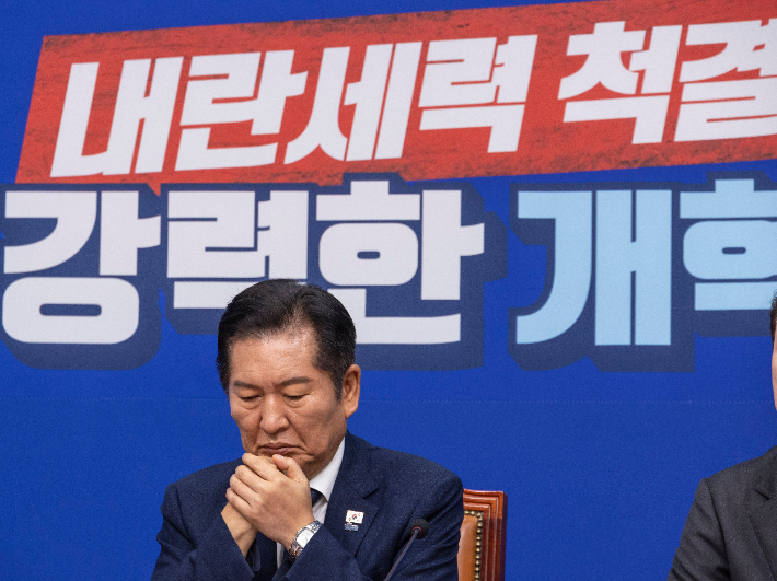 '역대급 망언' 비판 뒤 생각에 잠긴 정청래. 연합뉴스