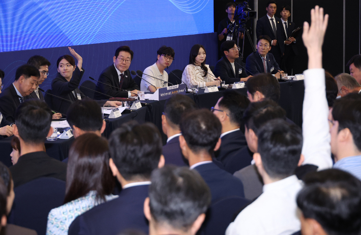 10일 서울 마포구 프론트원에서 이재명 대통령이 참석한 가운데 열린 국민성장펀드 보고대회에서 참석자들이 발언권을 요청하고 있다. 연합뉴스