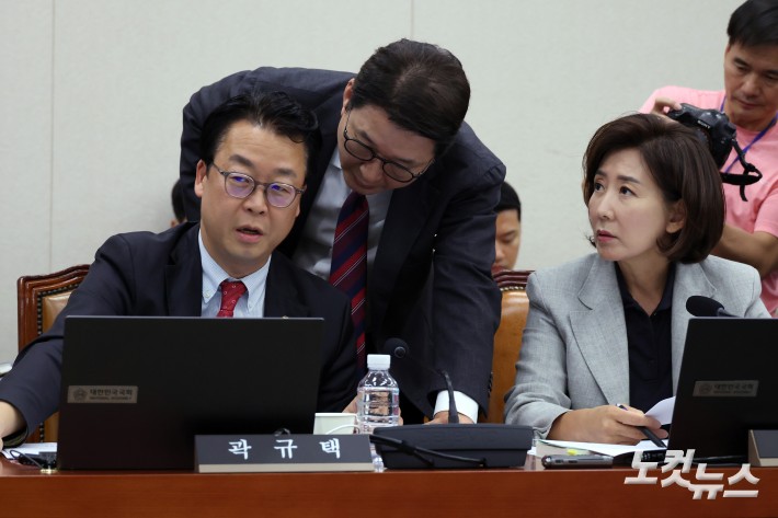 대화하는 곽규택-신동욱-나경원