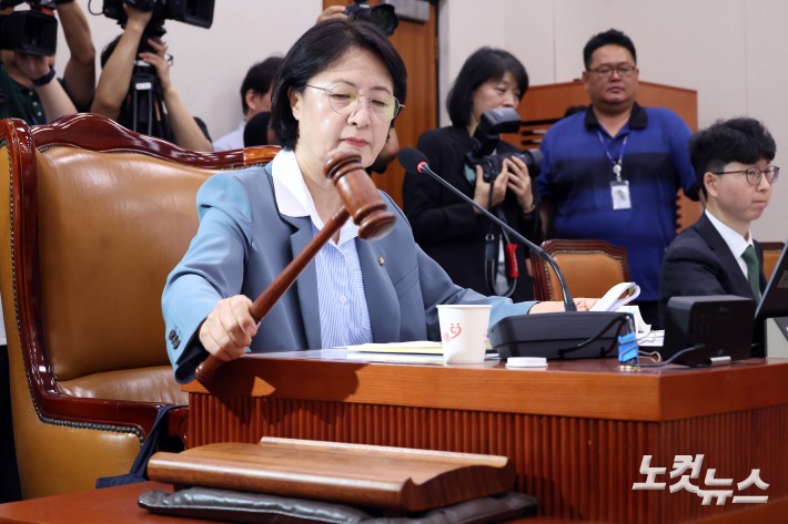 의사봉 두드리는 추미애 법사위원장