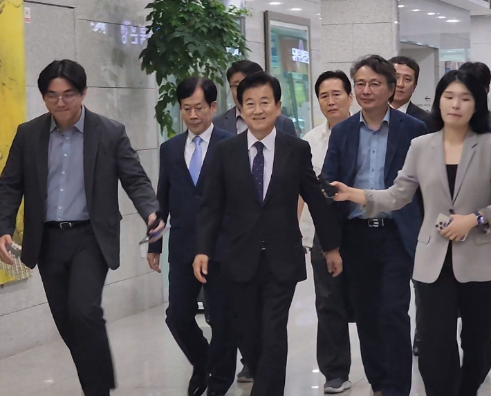 10일 정동영 통일부장관이 2심 선고를 앞두고 전주지방법원에 출입했다. 김대한 기자 