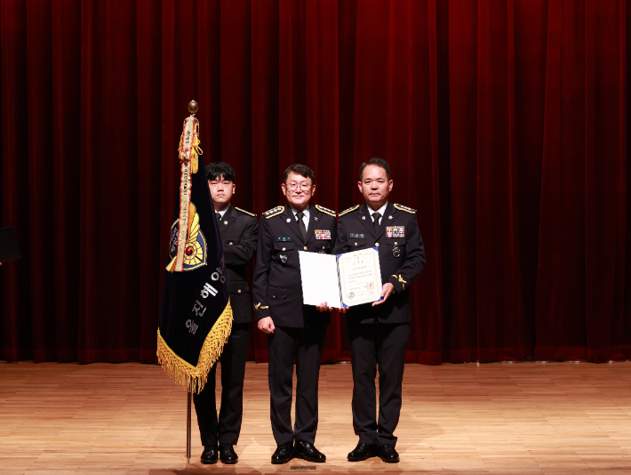 (왼쪽부터) 신정한 순경(울진해경 기획운영계), 김용진 해양경찰청장, 김근호 경정(울진해경 기획운영과장). 울진해경 제공