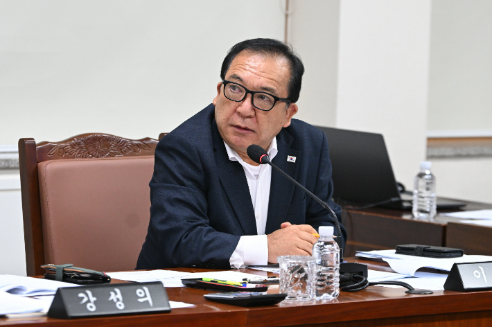 이정엽 제주도의원이 10일 공개 상임위 회의에서 여성 공직자에 대한 외모 평가를 해 물의를 빚고 있다. 제주도의회 