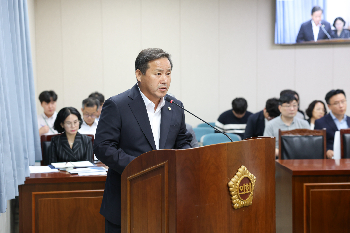 전라남도의회 차영수 의원(더불어민주당, 강진)이 대표 발의한 '전라남도 플랫폼 노동자 지원 조례 일부개정조례안'에 대해 9일 제393회 임시회 제1차 경제관광문화위원회에서 제안 설명하고 있다. 전남도의회 제공