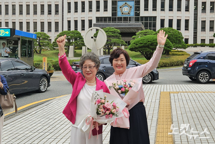 10일 부산지법에서 열린 재심 선고공판에서 무죄를 선고받은 최말자씨가 하늘을 향해 주먹을 들어 올리며 환한 웃음을 짓고 있다. 김혜민 기자 