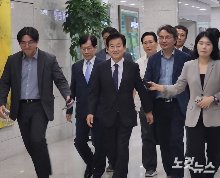 10일 정동영 통일부장관이 2심 선고를 앞두고 전주지방법원에 출입했다. 김대한 기자 