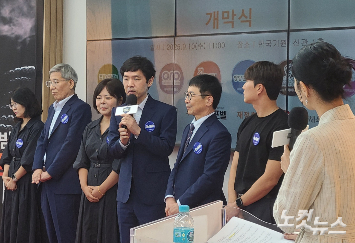'바둑 레전드' 이창호 9단(마이크 든 사람)이 레전드리그 개막식에서 인사말을 하고있다. 동규기자