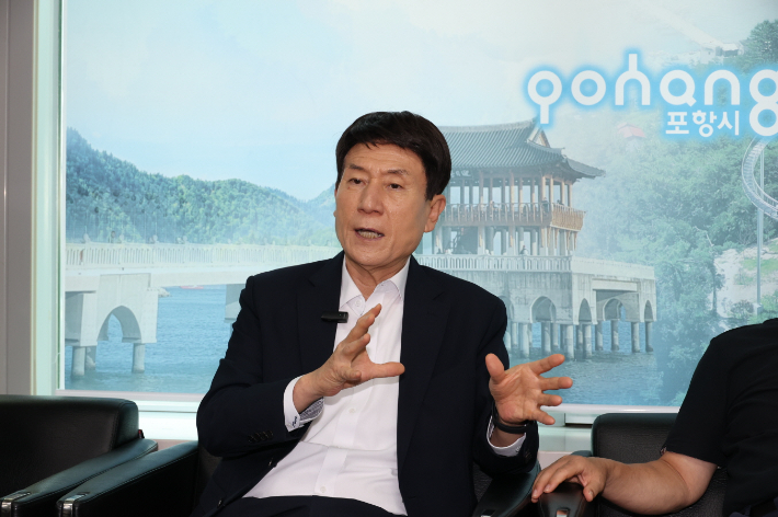 이강덕 포항시장은 10일 브리핑실에서 철강관세 인하를 위해 역략을 집중한다고 밝혔다. 포항시 제공