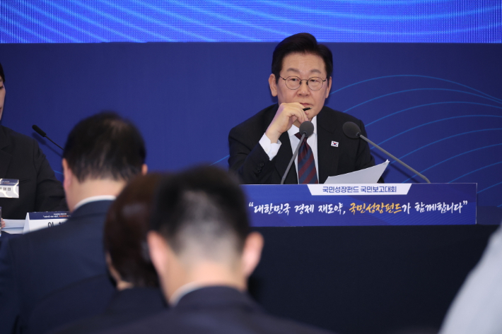 이재명 대통령이 10일 서울 마포구 프론트원에서 열린 국민성장펀드 보고대회에서 신동식 한국해사기술 회장의 발언을 듣고 있다. 연합뉴스