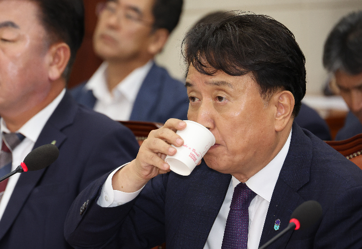 10일 서울 여의도 국회에서 열린 행정안전위원회의 청주 오송지하차도 참사의 진상규명과 재발 방지대책 마련을 위한 국정조사에서 김영환 충북지사가 물을 마시고 있다. 연합뉴스