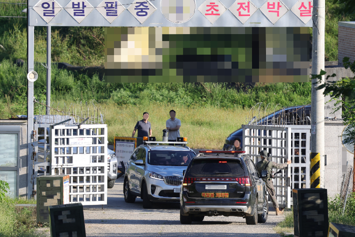 10일 오후 경기도 파주시 육군 모 부대에서 훈련 중 폭발 사고가 일어나 폭발물 처리반이 위병소를 통과하고 있다. 연합뉴스