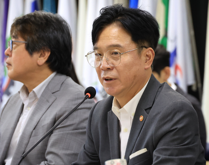 김영훈 고용노동부 장관이 10일 서울 여의도 한국노총에서 열린 한국노총-고용노동부 장관 간담회에서 인사말을 하고 있다. 연합뉴스