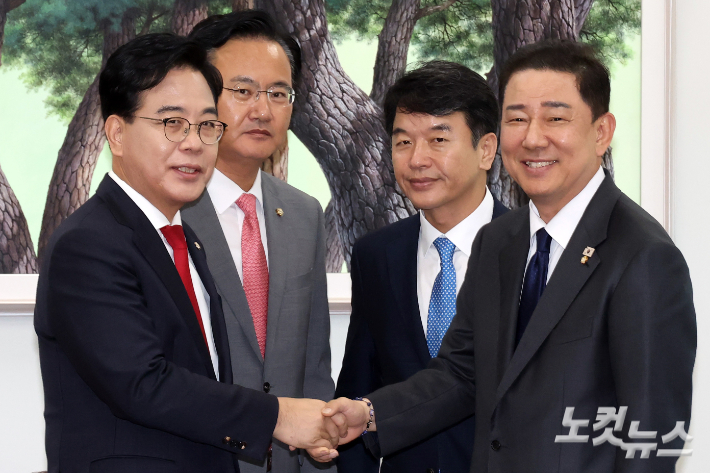 더불어민주당 김병기 원내대표와 국민의힘 송언석 원내대표가 10일 서울 여의도 국회에서 회동을 가지며 악수하고 있다. 윤창원 기자