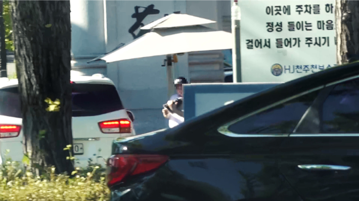 통일교 관계자가 수련원에 진입하는 차량들을 세워 손에 든 명단과 대조하고 있다. 남성경 크리에이터