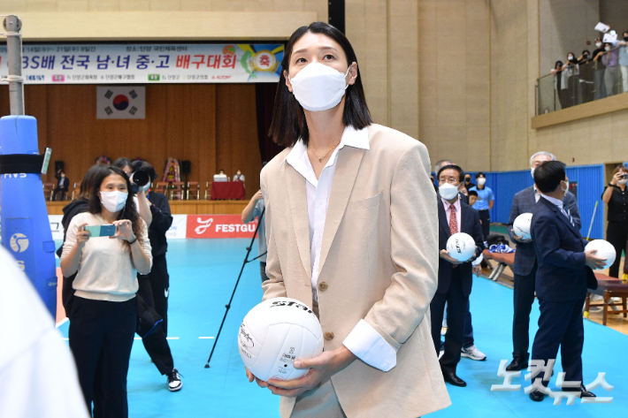 2022년 9월 15일 충북 단양국민센터에서 열린 '제33회 CBS배 전국남녀중고배구대회' 개막식에서 흥국생명 김연경 선수가 팬들에게 사인볼을 전달하기 위해 이동하고 있다. 류영주 기자