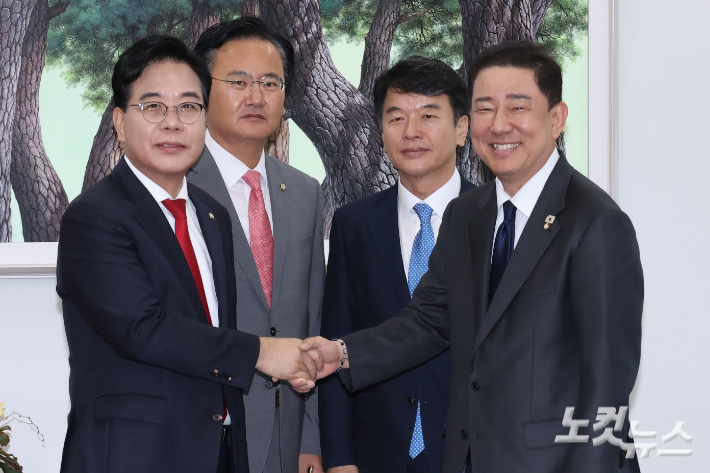 더불어민주당 김병기 원내대표와 국민의힘 송언석 원내대표가 10일 서울 여의도 국회에서 회동을 가지며 악수하고 있다. 윤창원 기자