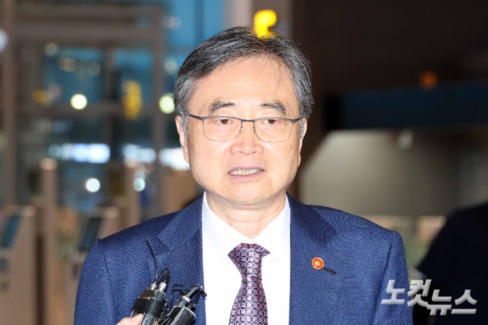 조현 외교부 장관이 8일 인천국제공항 제2여객터미널을 통해 미국으로 출국하고 있다. 영종도=박종민 기자
