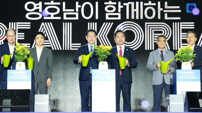 김영록 전라남도지사가 10일 오후 "영호남이 함께하는 Real Korea!"라는 슬로건 아래 목포 문화예술회관 일원에서 개막한 '2025년 영호남 상생협력 화합대축전'에 참석해 주요내빈들과 상생 화합 퍼포먼스를 하고 있다. 전라남도 제공