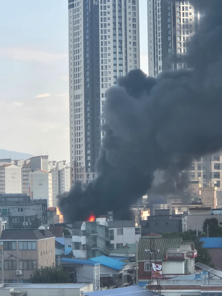 아산시 모종동 타일 판매점 화재. 독자 제공