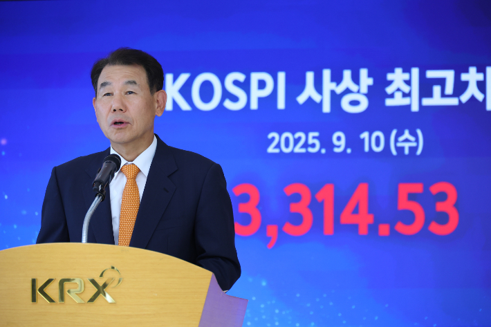 코스피 새역사 축하하는 정은보 한국거래소 이사장. 연합뉴스
