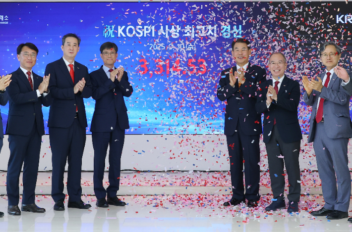 코스피가 종가 기준 사상 최고치를 기록한 10일 오후 부산 남구 한국거래소에서 정은보 한국거래소 이사장을 비롯한 관계자들이 축하 세리머니를 하고 있다. 연합뉴스