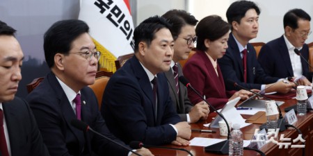 최고위원회의 발언하는 장동혁 대표