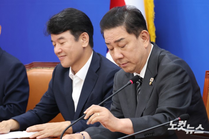 마이크 만지는 김병기 원내대표