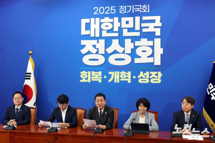 더불어민주당 김병기 원내대표가 11일 서울 여의도 국회에서 열린 정책조정회의에서 발언을 하고 있다.