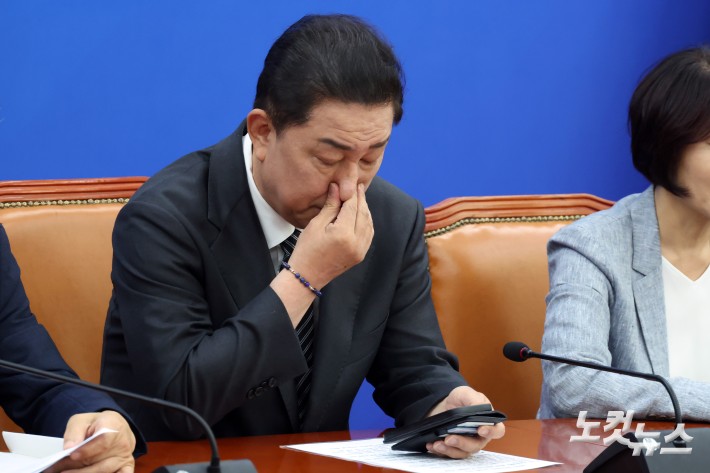 생각에 잠긴 김병기 원내대표