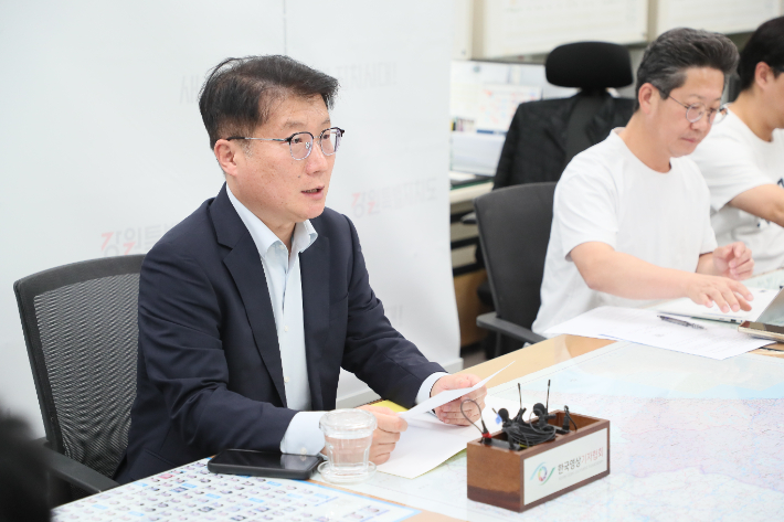 10일 춘천시의 행정복합타운 사업 제안서 반려에 대한 입장을 밝히고 있는 여중협 강원도 행정부지사. 강원도 제공 